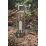 bouteille d'eau en verre énergisant cristal de roche, 500 ml, verre transparent avec bouchon inox et dragonne, pointe de cristal de roche intégrée, photo sur tronc en décor nature