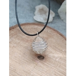 Pendentif cristal de roche en cage spirale, cordon noir, décor nature/minéral, associé à la clarté et l’harmonisation (symbolique).