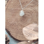 Pendentif avec pierre blanche/translucide, chaîne acier inoxydable, photo produit sur support bois brut, amplification des énergies