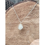 Pendentif cage spirale avec pierre blanche (cristal de roche), sur tranche de bois — associé à la clarté mentale et à l’harmonisation