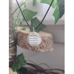 Pendentif cage spirale en métal avec pierre quartz / cristal de roche interchangeable, suspendu à un cordon noir, décor nature (bois