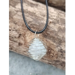 Pendentif cage spirale avec amas de quartz (cristal de roche), cordon noir, posé sur bois brut, pierre d’amplification et clarté.