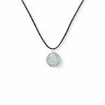 pendentif-cage-spirale-avec-amas-de-quartz-cristal-de-roche-sur-cordon-noir-pose-sur-tranche-de-bois-associe-a-la-clarte-l-harmonisation-et-l-amplification-des-intentions-symbolique