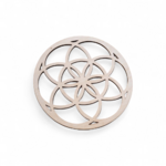 plateau-graine-de-vie-en-bois-clair-motif-geometrie-sacree-mise-en-scene-rustique-sur-fond blanc