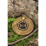 Porte-encens rond en bois motif Triple Lune, posé sur de la mousse verte au pied d’une écorce, ambiance forêt.