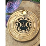 Porte-encens rond en bois motif Triple Lune, posé sur une tranche de bois avec une aile/papillon violet en décor sur le côté.