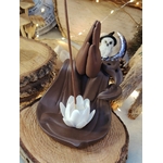 Porte-encens pour cônes backflow Mains Lotus, gros plan sur le lotus blanc, décor bois brut et accessoires spirituels derrière.