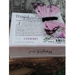 Dos de boîte Magic Soul avec cartes roses en éventail, décor ésotérique, ambiance douce et mystérieuse.