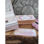 Cartes du Petit Oracle Magic Soul étalées avec boîte à côté, décor grimoire ésotérique et plateau en bois, ambiance mystique.