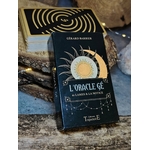 Jeu divinatoire Oracle Gé en scène complète, boîte au premier plan avec cartes derrière et petite géode