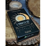 Oracle Gé Éditions Trajectoire posé sur base en bois, ambiance mystique avec bougie