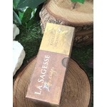 La Sagesse des Anges (Radleigh Valentine) : tranche de la boîte du tarot sur rondin de bois, décor végétal.