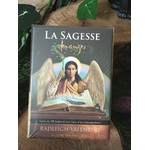 1La Sagesse des Anges (Radleigh Valentine) : boîte du tarot sur rondin de bois, décor végétal.