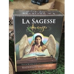 La Sagesse des Anges (Radleigh Valentine) : boîte du tarot en gros plan, illustration d’un ange aux ailes déployées, décor bois et feuillage.