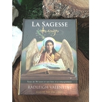 La Sagesse des Anges (Radleigh Valentine) : boîte du tarot avec ange ailé, posée sur rondin de bois en décor naturel.