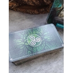 Cartes de tarot celtique – dos de deck symbole triskel, paquet sur table, ambiance ésotérique