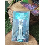 Tarot divinatoire Celtique Universel – boîte du jeu sur support bois, décor végétal et papillon en arrière-plan