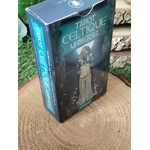 Tarot celtique – boîte du Tarot Celtique Universel vue en angle, mise en scène sur tranche de bois