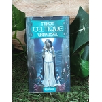 Jeu de tarot celtique universel – coffret face avant posé parmi des feuilles, mise en scène nature