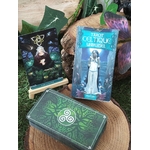Tarot Celtique Universel – coffret, carte sur chevalet et paquet de cartes triskel sur tranche de bois, décor végétal