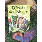 Jeu d’oracle Oracle des miroirs 53 cartes   livret, mise en scène sur mousse verte et rondin de bois, ambiance ésotérique naturelle.