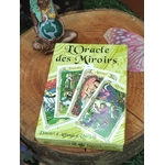 Jeu d’oracle Oracle des miroirs 53 cartes, coffret posé sur bois, papillon à droite, ambiance chaleureuse.