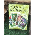 Oracle des miroirs, coffret de 53 cartes   livret, boîte vue de face posée sur mousse verte avec fond en bois naturel.