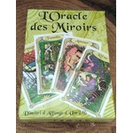 Oracle des miroirs, coffret de 53 cartes divinatoires   livret, boîte vue de face en gros plan sur fond bois naturel.