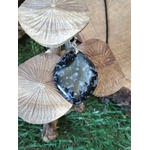 Pendentif indigo gabbro en macro, pierre naturelle sombre aux motifs profonds en décor extérieur, bijou évoquant l’introspection, le discernement et la profondeur intérieure.
