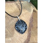 Bijou pendentif goutte en gabbro sur décor bois naturel, pierre sombre aux motifs uniques évoquant la protection, l’enracinement et la concentration intérieure.