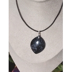 Collier pendentif indigo gabbro en forme de goutte porté sur cordon noir, bijou sobre en pierre naturelle associé à l’assurance, à l’ancrage et à la tenue intérieure.