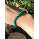 Bracelet malachite 6 mm porté au poignet, perles vertes marbrées dans un décor végétal, bijou en pierre naturelle pour ancrage