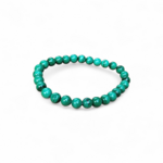 Bracelet malachite naturelle 6 mm sur fond blanc, perles vert strié, bracelet lithothérapie élégant au style minéral affirmé