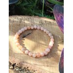 Bracelet 6 mm  pierre de soleil (reflets cuivrés) sur tranche de bois, décor végétal et élément violet ; bijou bien-être pour dynamisme, bonne humeur, passage à l’action.