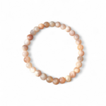 Bracelet pierre de soleil sur fond blanc, perles rondes 6 mm beige pêche pour motivation, énergie solaire et bonne humeur