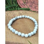 Bracelet howlite blanche 6 mm sur tranche de bois avec fond végétal et décor gravé, patience, solidité du ressenti et paix intérieure
