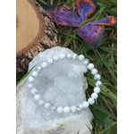 Bracelet howlite blanche 6 mm sur géode de quartz avec herbe et papillon coloré, perles blanches veinées de gris, clarté douce, apaisement et harmonie intérieure