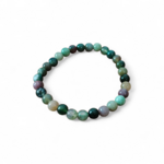 Bracelet Agate Indienne 6 mm sur fond blanc, perles rondes multicolores vert et violet, calme émotionnel et stabilité douce