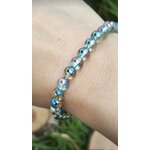 Bracelet Aqua Aura porté au poignet, nuances bleu lagon lumineuses, assurance dans l’expression et ressenti plus clair