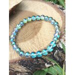 Bracelet Aqua Aura en perles rondes sur rondin brut, reflets aqua irisés, équilibre émotionnel, justesse intérieure et sérénité