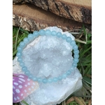 Bracelet Aigue-Marine 6 mm sur amas de quartz et feuillage naturel, perles bleu pâle, écoute de soi et parole plus sereine.
