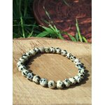 Bracelet jaspe dalmatien 6 mm sur bois avec herbes vertes, perles beige crème mouchetées de noir, assurance, souplesse et équilibre émotionnel