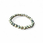 Bracelet jaspe dalmatien sur fond blanc, perles 6 mm crème clair et beige doux mouchetées de noir pour recentrage, souplesse et bonne humeur intérieure
