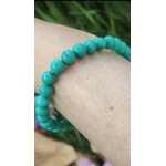 bracelet turquoise stabilisée porté au poignet perles rondes bleu ciel communication claire écoute et expression juste