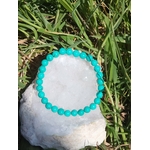 bracelet turquoise stabilisée posé sur amas de quartz renforce l’empathie et soutient l’épanouissement personnel