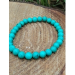 bracelet turquoise stabilisée sur rondin décor naturel renforce l’empathie et soutient l’épanouissement personnel