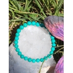 bracelet turquoise perles bleues sur coquille blanche herbes et papillon violette intuition méditation et guidance intérieure