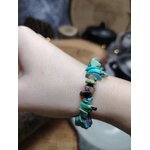 Bracelet turquoise baroque porté au poignet devant bol de sélénite et décor bois, protection douce en voyage et énergie plus sereine