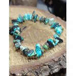 Bracelet turquoise baroque en éclats naturels sur décor bois, favorise méditation, écoute subtile et perception intérieure