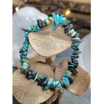 Bracelet turquoise baroque chips sur rondin de bois en décor nature, tempérament plus posé et pensées moins agitées